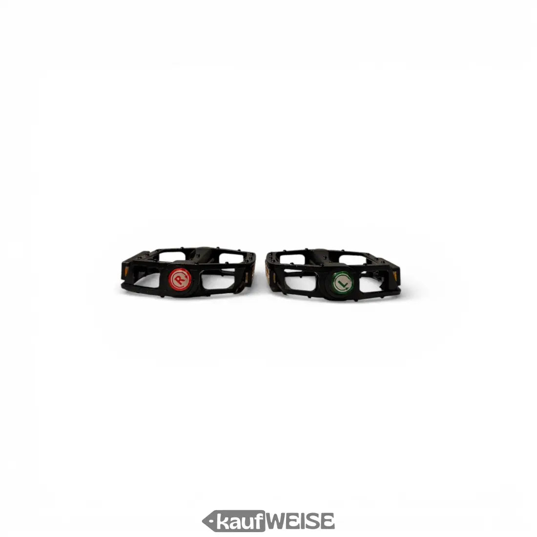 Schwarze Metall-Plattform-Pedale Set links und rechts mit rot-grünen Logos und Anti-Rutsch-Pins